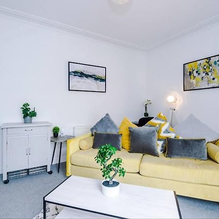 Long Term Offers Message For Prices Sleeps 6 Adults, Contractors, Relocators, Travellers Villa Halifax Exterior photo