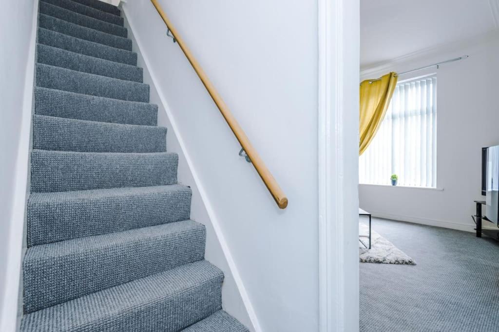 Long Term Offers Message For Prices Sleeps 6 Adults, Contractors, Relocators, Travellers Villa Halifax Exterior photo