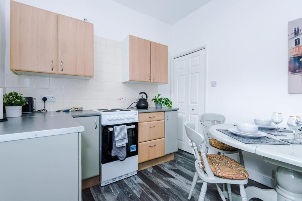 Long Term Offers Message For Prices Sleeps 6 Adults, Contractors, Relocators, Travellers Villa Halifax Exterior photo