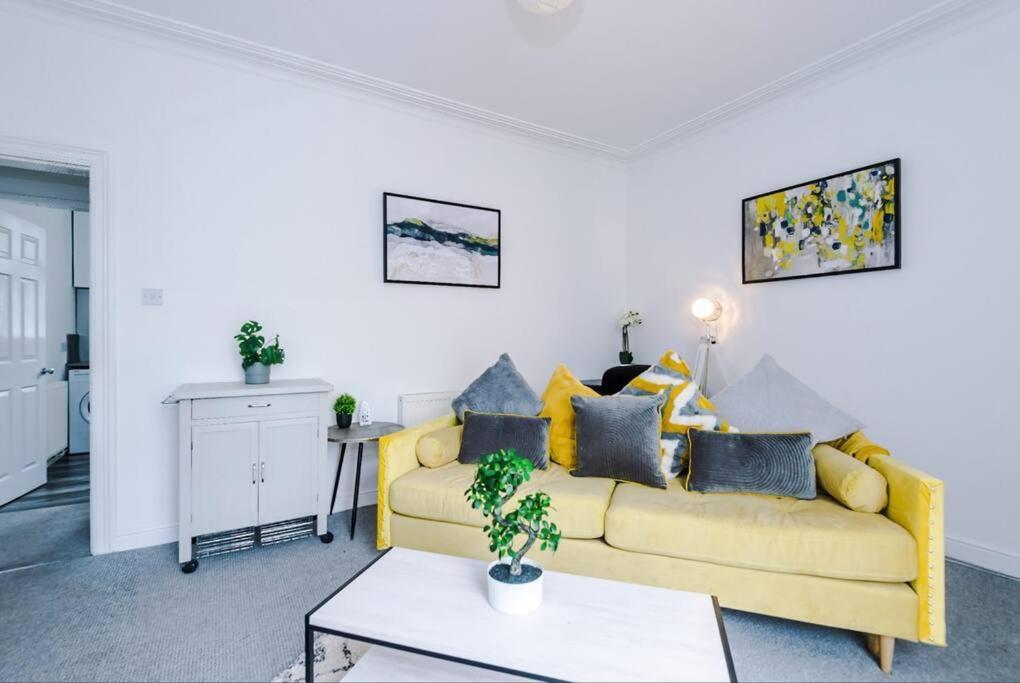 Long Term Offers Message For Prices Sleeps 6 Adults, Contractors, Relocators, Travellers Villa Halifax Exterior photo